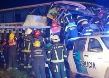 Violento choque entre un micro y un camión dejó cuatro muertos