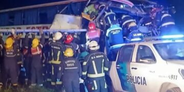 Violento choque entre un micro y un camión dejó cuatro muertos
