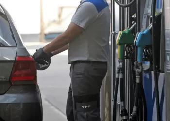 YPF aumentó levemente el precio de los combustibles