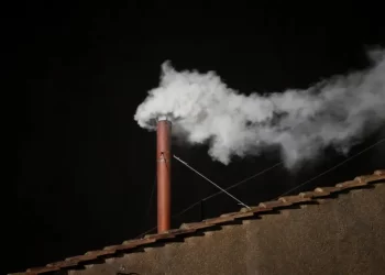 El Vaticano ya instaló la chimenea en la Capilla Sixtina para el cónclave