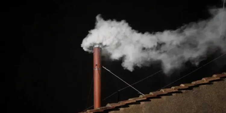 El Vaticano ya instaló la chimenea en la Capilla Sixtina para el cónclave