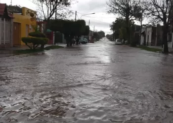 Familias evacuadas y zonas anegadas por el desborde del arroyo La Despedida