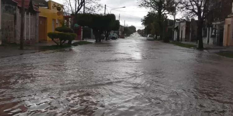 Familias evacuadas y zonas anegadas por el desborde del arroyo La Despedida