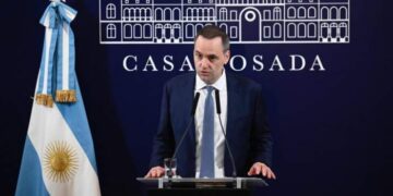 Reforma migratoria: cobro en hospitales a extranjeros y nuevos requisitos para sacar el DNI
