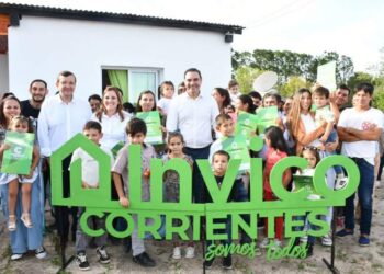 Cruz de los Milagros: Valdés entregó viviendas y firmó convenio para construir más