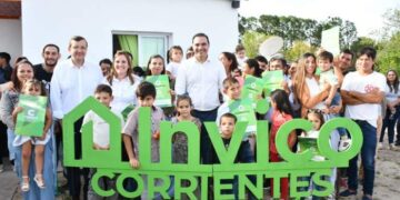 Cruz de los Milagros: Valdés entregó viviendas y firmó convenio para construir más