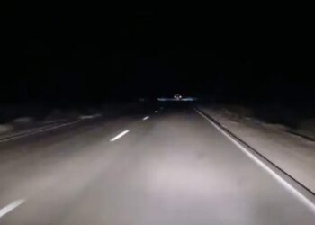 Madre tiró a su hija a la ruta frente a un camión para tratar de matarla