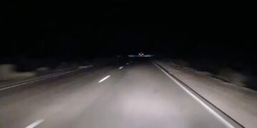 Madre tiró a su hija a la ruta frente a un camión para tratar de matarla