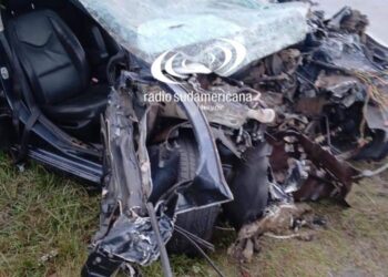 Tremendo accidente: automovilista chocó de frente contra un camión