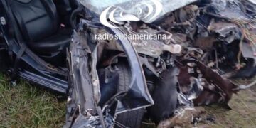 Tremendo accidente: automovilista chocó de frente contra un camión