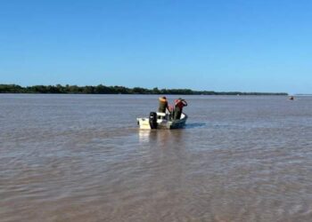 Estaba pescando, se metió a desenredar la línea y se ahogó