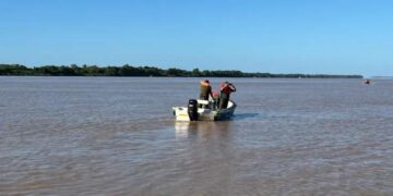 Estaba pescando, se metió a desenredar la línea y se ahogó