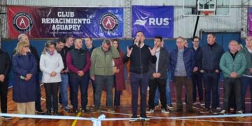 En Virasoro, Valdés inauguró piso de parquet en cancha de básquet