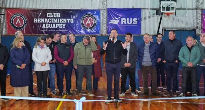 En Virasoro, Valdés inauguró piso de parquet en cancha de básquet