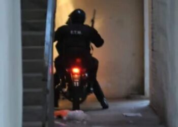 Le clavaron un palo de escoba por una deuda de cocaína