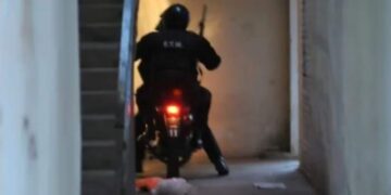 Le clavaron un palo de escoba por una deuda de cocaína