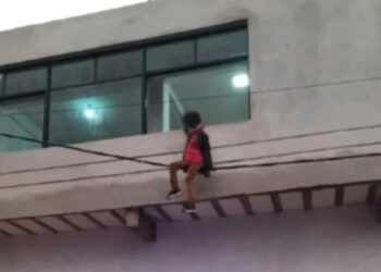 Dramático rescate en Corrientes: una mujer colgaba de cables de alta tensión