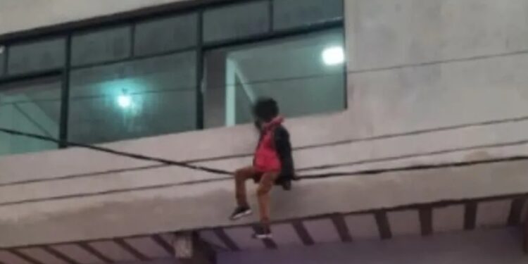 Dramático rescate en Corrientes: una mujer colgaba de cables de alta tensión