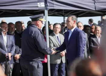 Valdés entregó móviles y pidió una Policía más cercana a la gente