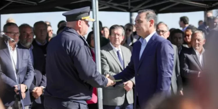 Valdés entregó móviles y pidió una Policía más cercana a la gente