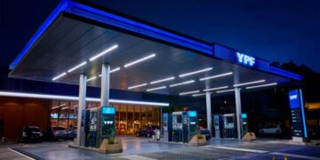 Cargar combustible será más barato de madrugada