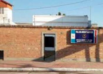Acusan a una mujer de golpear a su bebé y enviar los videos a su ex