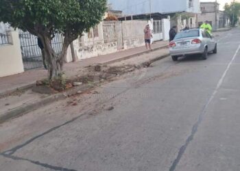 Remisero chocó con un cantero: dos pasajeros llevados al hospital