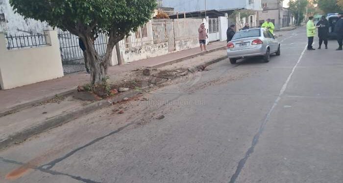 Remisero chocó con un cantero: dos pasajeros llevados al hospital