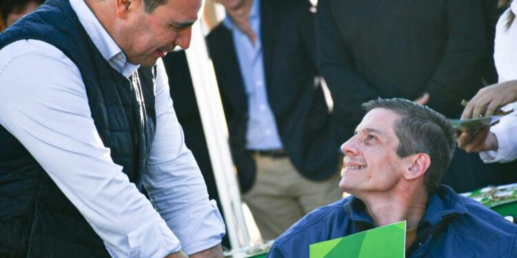 El gobernador Gustavo Valdés entregó 82 viviendas en Bella Vista