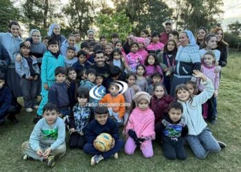 Carlos Tévez visitó Corrientes y maravilló a niños de un merendero