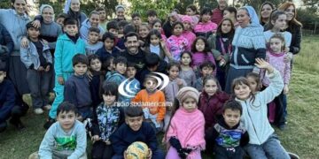 Carlos Tévez visitó Corrientes y maravilló a niños de un merendero