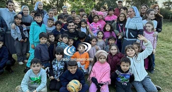 Carlos Tévez visitó Corrientes y maravilló a niños de un merendero