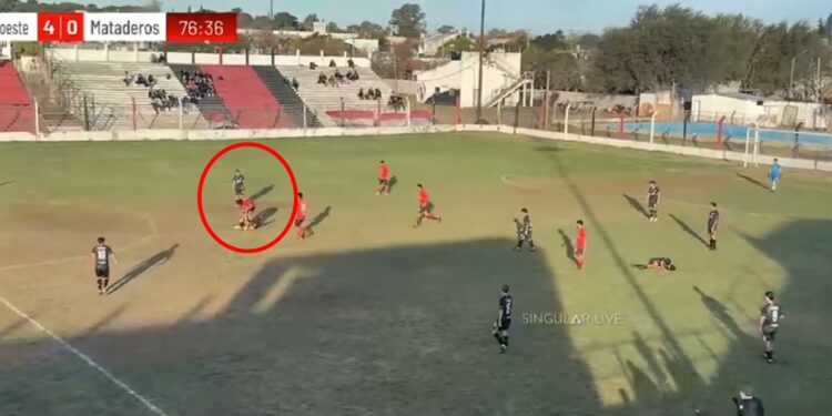 Brutal agresión: un jugador golpeó a un árbitro y lo dejó inconsciente