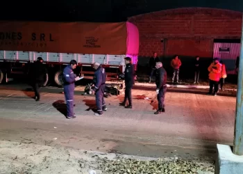 Accidente grave en Esquina: un motocilista contra un camión estacionado