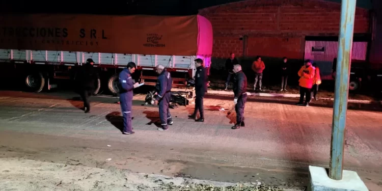 Accidente grave en Esquina: un motocilista contra un camión estacionado