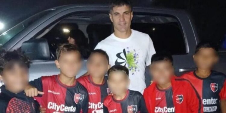 Escándalo en Newell’s: sancionaron a 9 nenes por una foto con otro jugador
