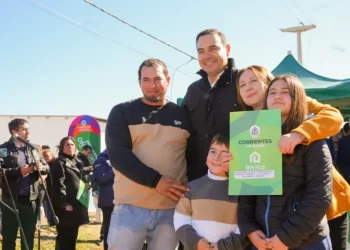 Valdés entregó viviendas en San Lorenzo y anunció la construcción de 20 más