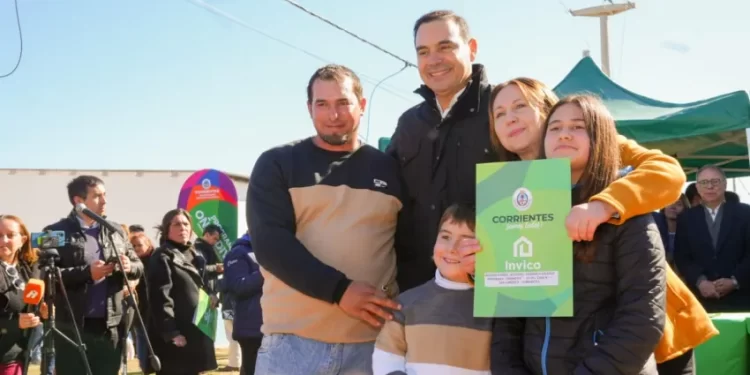 Valdés entregó viviendas en San Lorenzo y anunció la construcción de 20 más