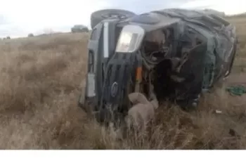 Robó una camioneta, volcó y trató de escapar esposado desde el hospital