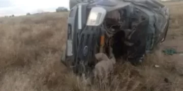 Robó una camioneta, volcó y trató de escapar esposado desde el hospital