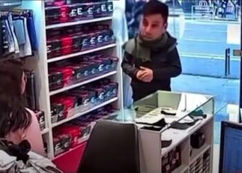 “Hola, con todo respeto, vengo a robar”: lo buscaban por asaltar en un local de ropa