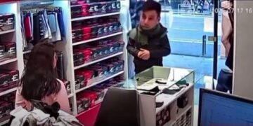 “Hola, con todo respeto, vengo a robar”: lo buscaban por asaltar en un local de ropa