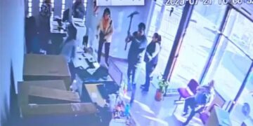 Destrozó con un pico la oficina de empresa proveedora de energía
