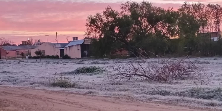 Esquina y Pueblo Libertador amanecieron bajo cero y cubiertos de blanco