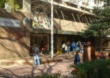 Una madre y una abuela discutieron con el director de una escuela de La Boca y le clavaron una birome