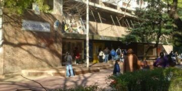 Una madre y una abuela discutieron con el director de una escuela de La Boca y le clavaron una birome