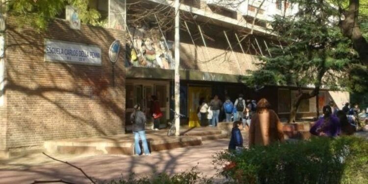 Una madre y una abuela discutieron con el director de una escuela de La Boca y le clavaron una birome
