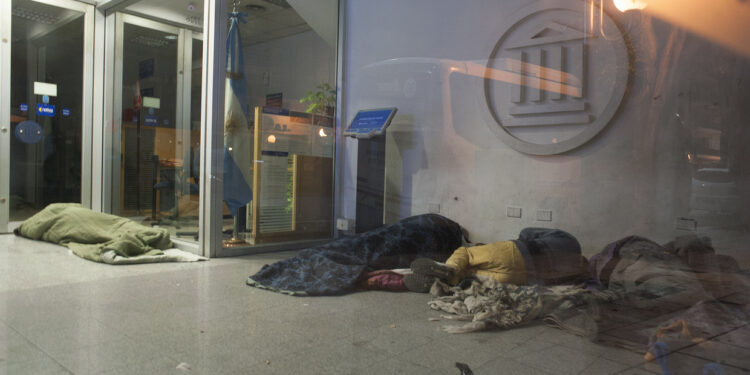 Dos hombres y un bebé murieron en la calle por la ola de frío polar que afecta a todo el país