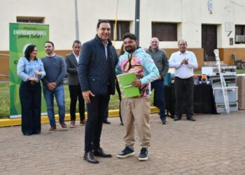 Valdés inauguró obras en Yapeyú y entregó equipos a emprendedores