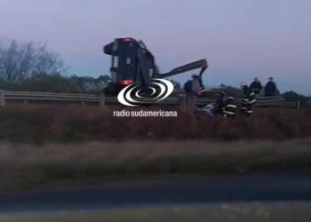 Camioneta volcó sobre la Autovía 14 y terminó arriba del guardarraíl